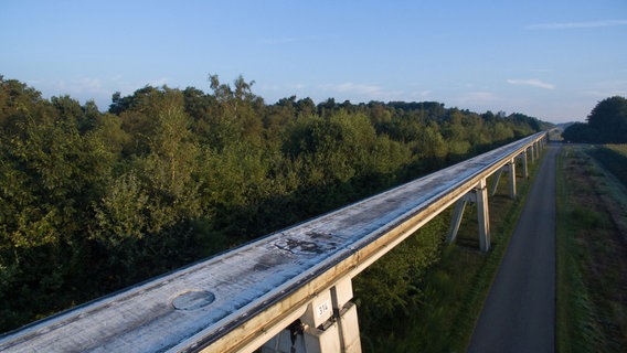 Die Luftaufnahme einer Drohne in Lahten einen Abschnitt der Transrapidstrecke. © dpa-Bildfunk Foto: Friso Gentsch