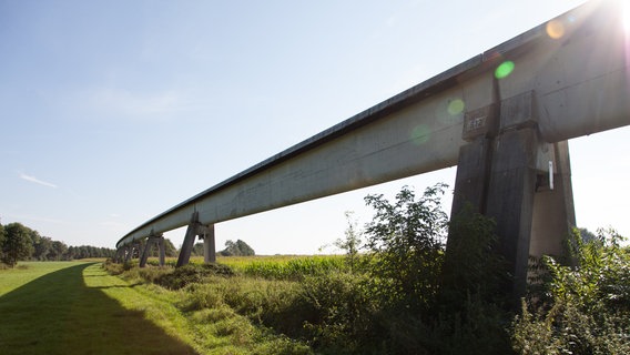 Blick auf einen Teilabschnitt der Transrapidstrecke in Lahten. © dpa-Bildfunk Foto: Friso Gentsch