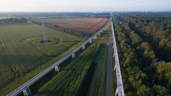 Die Luftaufnahme einer Drohne zeigt in Lahten einen Abschnitt der Transrapidstrecke. © dpa-Bildfunk Foto: Friso Gentsch