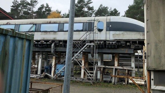 Ein Zug in der Transrapid-Teststrecke im Emsland. © NDR Foto: Hedwig Ahrens