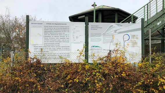 Zwei Infotafeln an der Transrapid-Teststrecke im Emsland. © NDR Foto: Hedwig Ahrens
