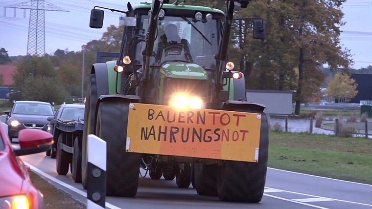 Ein Trecker mit Spruchband fährt auf der Straße. © Nord-West-Media TV Foto: Nord-West-Media TV