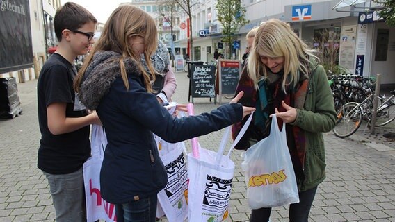 Menschen mit Jutebeuteln und Plastiktüten in der Fußgängerzone. © NDR Foto: Anuschka Bacic