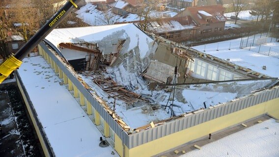 Dach Dach einer Turnhalle ist komplett eingestürzt. © dpa - Bildfunk Foto: Wilfried Roggendorf