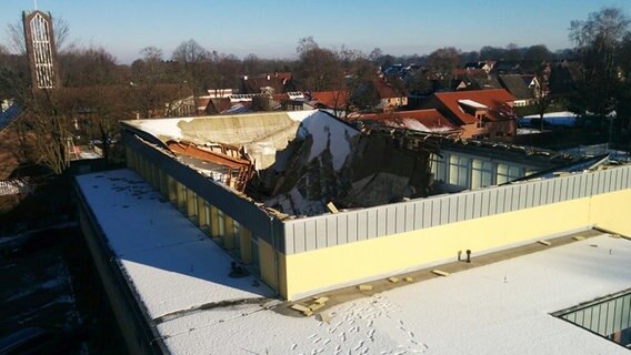 Dach Dach einer Turnhalle in Lingen ist komplett eingestürzt. © NDR Foto: Claus Halstrup