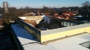 Dach Dach einer Turnhalle in Lingen ist komplett eingestürzt. © NDR Foto: Claus Halstrup