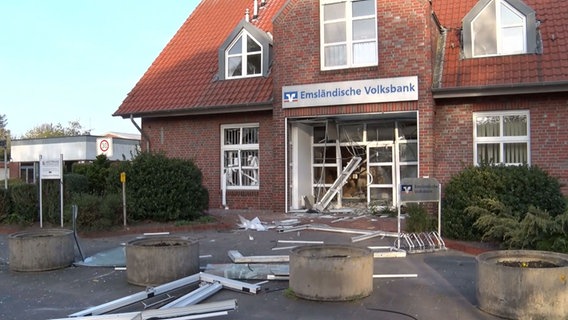 Trümmerteile liegen nach der Sprengung eines Geldautomaten vor einer Bank. © Nord-West-Media TV 