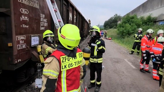 Bei einer Übung im Osnabrücker Hafen stehen zahlreiche Rettungskräfte an einem Waggon. © TeleNewsNetwork 