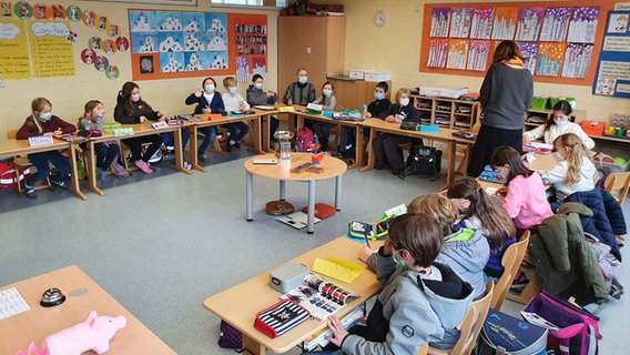 Aus der Ukraine geflüchtete Kinder sitzen in einem Klassenraum der Grundschule "In der Wüste". © NDR Foto: Susanne Schäfer