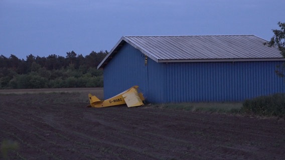 Eine Ultraleichtflugzeug ist in Nordhorn abgestürzt und gegen eine Halle geprallt. © NonstopNews Foto: NonstopNews