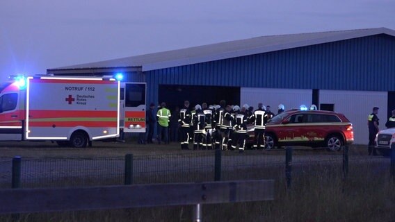 Eine Ultraleichtflugzeug ist in Nordhorn abgestürzt und gegen eine Halle geprallt. © NonstopNews Foto: NonstopNews