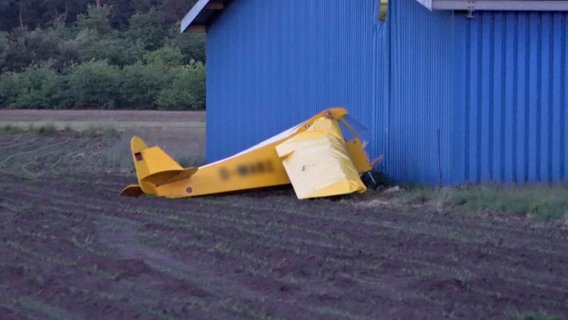 Eine Ultraleichtflugzeug ist in Nordhorn abgestürzt und gegen eine Halle geprallt. © NonstopNews Foto: NonstopNews
