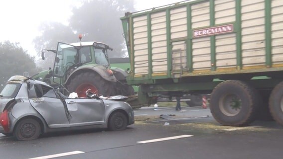 Nach einem Unfall stehen einen zerstörter Pkw und ein Traktor auf einer Kreuzung. © Nord-West-Media TV 