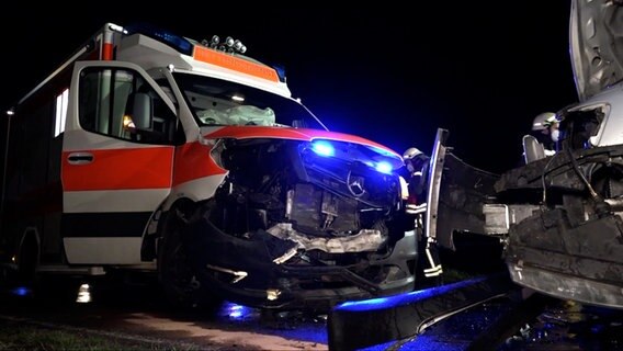Im Landkreis Osnabrück sind ein Auto und ein Rettungswagen frontal zusammengestoßen. © Nord-West-Media TV 
