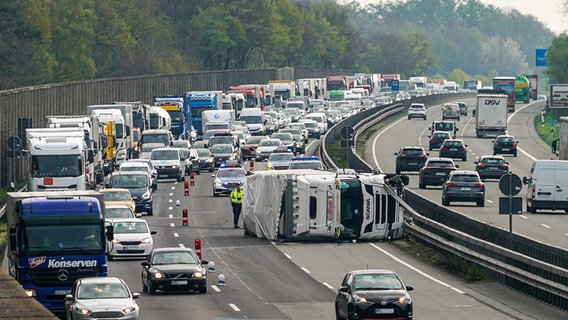 Auf der A1 hat sich nach einem Lkw-Unfall ein langer Rückstau gebildet. © Nord-West-Media TV 