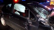 Ein Auto ist nach einem Unfall auf der A30 schwer beschädigt. Die Fahrerin wurde verletzt ins Krankenhaus gebracht. © Nord-West-Media TV 
