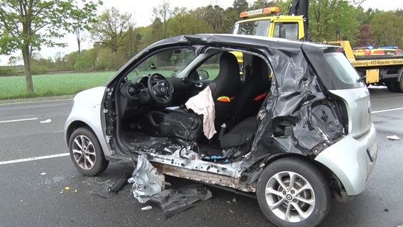 Ein kaputter Kleinwagen steht nach einem Unfall auf einer Bundesstraße. © Nord-West-Media TV 