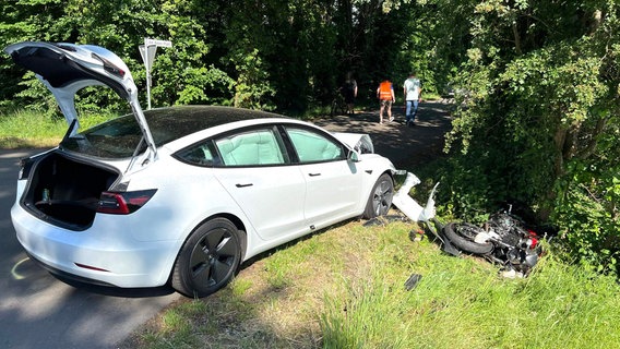 Ein Motorrad und ein Pkw stehen nach einem Unfall in Bohmte an der Unfallstelle. © Nord-West-Media TV 