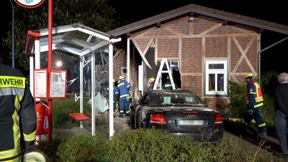 EIn Pkw steht nach einem Unfall in eienr Hauswand in Bad Essen. © Nord-West-Media TV 
