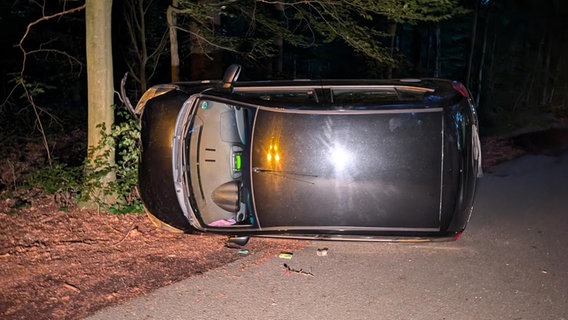 Ein Auto liegt nach einer Verfolgungsjagd auf der Seite. © Nord-West-Media TV 
