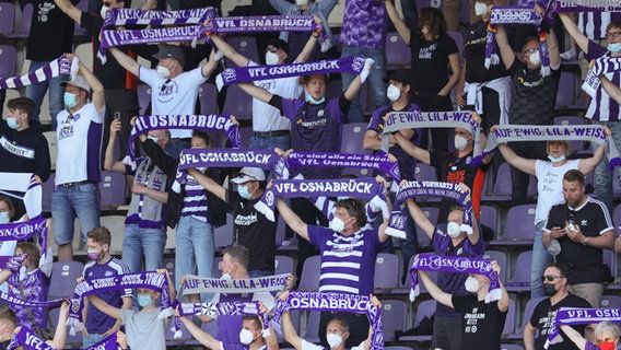 Fans des VfL Osnabrück halten im Stadion Fanschals in die Höhe. © dpa-Bildfunk Foto: Friso Gentsch