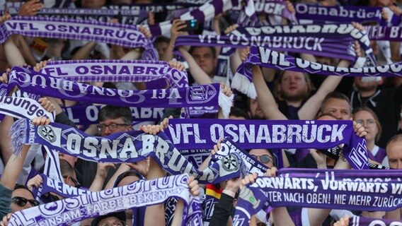 Osnabrücks Fans halten ihre Schals hoch. © dpa-Bildfunk Foto: Friso Gentsch