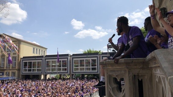 Der VfL Osnabrück feiert den Aufstieg aus der dritten in die zweite Fußball-Bundesliga der Männer am Rathaus mit den Fans. © NDR Foto: Marlena Maerz