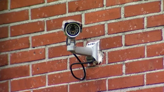 Eine Videokamera hängt an einer Steinwand. © NDR 