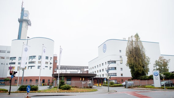 Das VW-Logo ist an einem Gebäude im Volkswagenwerk in Osnabrück zu sehen. © dpa Bildfunk Foto: Hauke-Christian Dittrich