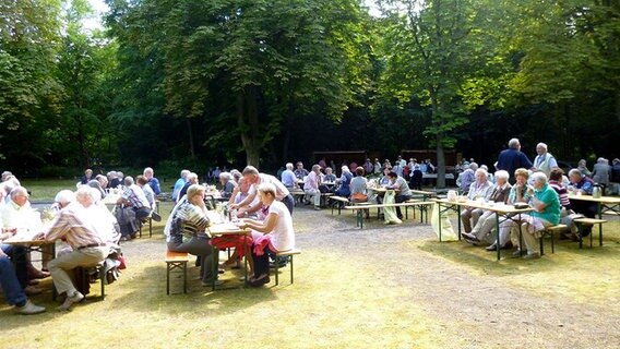 Menschen sitzen anderen mehreren Kaffee-Tafeln in einem Park bei Meppen. © NDR Foto: Hedwig Ahrens