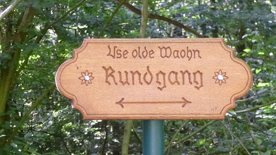 Ein Schild weist auf einen Rundgang zum Gedenken an geräumte Ortschaften in der Nähe von Meppen hin. © NDR Foto: Hedwig Ahrens