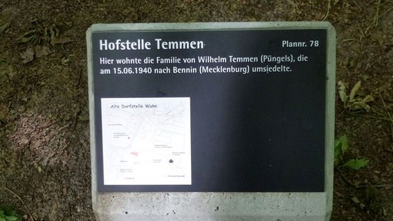 Eine Gedenktafel in einem Waldstück bei Meppen weist auf auf die alte Siedlung Wahn hin. © NDR Foto: Hedwig Ahrens