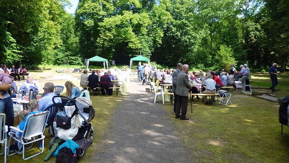 Menschen sitzen an mehreren Kaffee-Tafeln in einem Park bei Meppen. © NDR Foto: Hedwig Ahrens