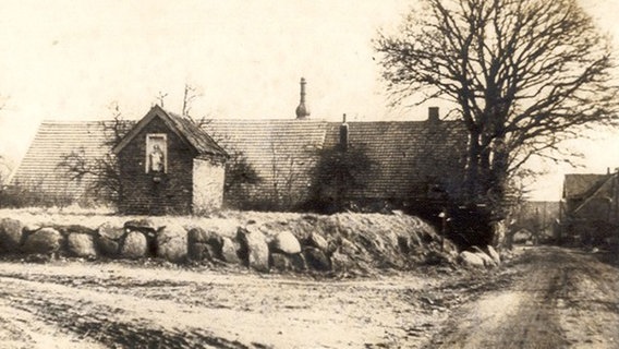 Eine schwarz-weiß Aufnahme zeigt einen alten Hof in der ehemaligen Ortschaft Wahn. © www.wahn-use-olde-heimat.de 