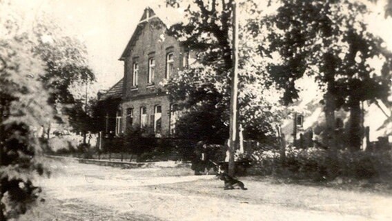 Eine historische Fotografie zeigt ein Wohnhaus in der ehemaligen Ortschaft Wahn. © www.wahn-use-olde-heimat.de 