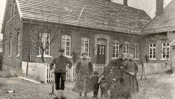 Eine historische Fotografie zeigt die Familie Temmen vor ihrem Hof in der ehemaligen Ortschaft Wahn. © www.wahn-use-olde-heimat.de 