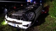 Ein Pkw liegt nach einem Unfall auf der A1 auf dem Kopf. © Nord-West-Media TV 