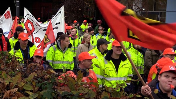 Beschäftigte nehmen an einem Warnstreik teil. © Nord-West-Media TV 