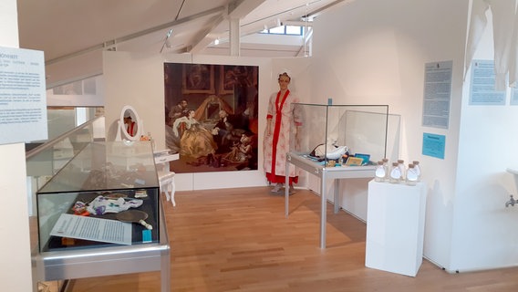Das Bild zeigt die Ausstellung zur Geschichte des Waschens im Emsland Archäologie Museum in Meppen. © Emsland Archäologie Museum 