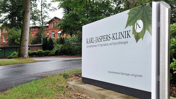 Der Eingangsbereich des weitläufigen Geländes der Karl-Jaspers-Klinik in Wehnen (Landkreis Ammerland). © dpa Foto: Michael Bahlo