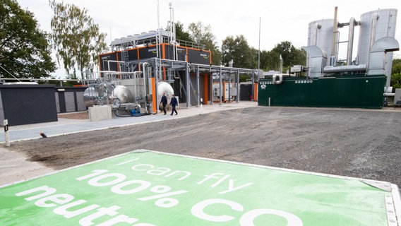 Blick auf eine Anlage zur Produktion von CO2-neutralem Kerosin in Werlte. © dpa-Bildfunk Foto: Friso Gentsch