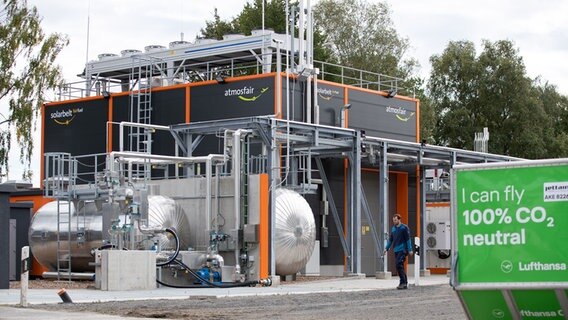 Blick auf eine Anlage zur Produktion von CO2-neutralem Kerosin in Werlte. © picture alliance Foto: Friso Gentsch