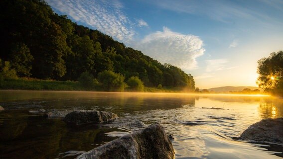 Die Weser bei leichtem Nebel. Die Sonne spiegelt sich. © NDR Foto: Melanie Heitmann