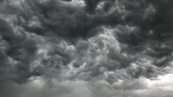 Dunkle Wolken am Himmel über Meppen. © NDR Foto: Andreas Plenz