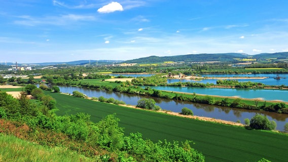 Das Weserbergland in satten Frühlingsfarben: Blick auf die Tündernschen Teiche. © NDR Foto: Petra Stenzel-Fauteck