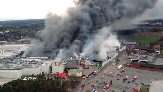 Der Schlachtbetrieb Wiesenhof steht in Flammen. © TeleNewsNetwork 