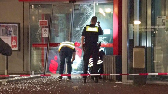 Polizei vor einer Bank in Wietmarschen (Grafschaft Bentheim). Hier wurde ein Geldautomat gesprengt. © NWM TV 