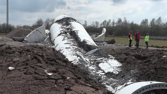 Eine Windkraftanlage liegt nach der Sprengung zerstört auf dem Boden. © NonstopNews 