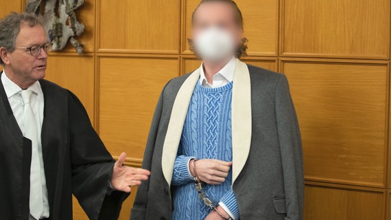 Der angeklagte Windkraftunternehmer Hendrik Holt steht in Handschellen im Amtsgericht Meppen. Der angeklagte Windkraftunternehmer Hendrik Holt steht in Handschellen im Amtsgericht Meppen. © dpa-Bildfunk Foto: Friso Gentsch
