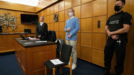 Der angeklagte Windkraftunternehmer Hendrik Holt steht in Handschellen im Amtsgericht Meppen. © picture alliance Foto: dpa / Friso Gentsch